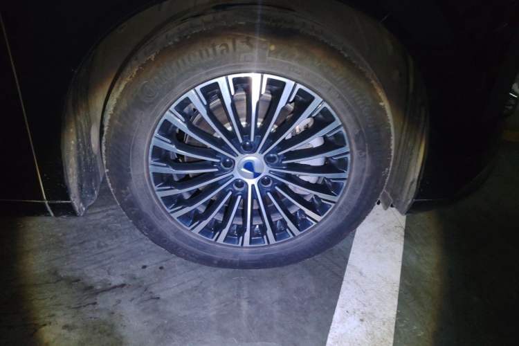 Used Denza D9 2024 DM-i 1050 Luxury Model Right Front Wheel Hub