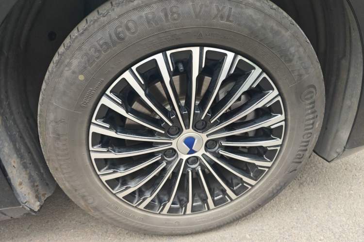 Used Denza D9 2024 DM-i 980 Four-Wheel Drive Prestige Model Right Front Wheel Hub