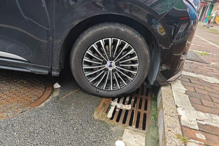 Used Denza D9 2024 DM-i 980 Four-Wheel Drive Prestige Model Right Front Wheel Hub
