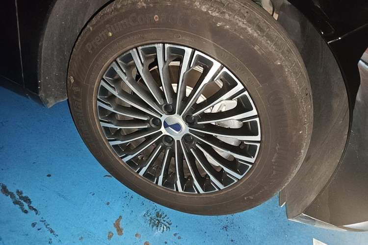 Used Denza D9 2024 DM-i 1050 Luxury Model Right Front Wheel Hub