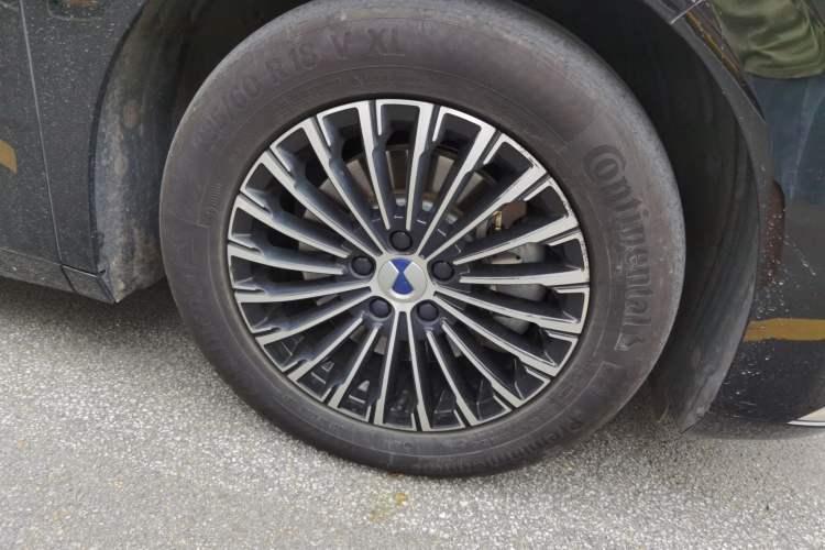 Used Denza D9 2024 DM-i 1050 Luxury Model Right Front Wheel Hub