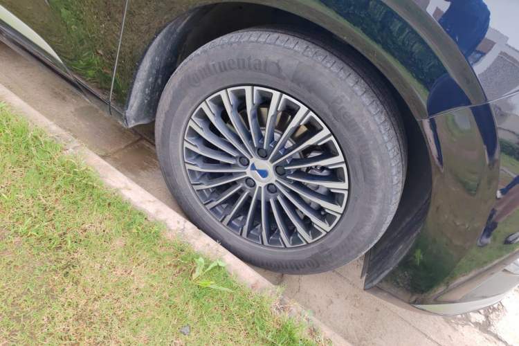 Used Denza D9 2024 DM-i 1050 Luxury Model Right Front Wheel Hub
