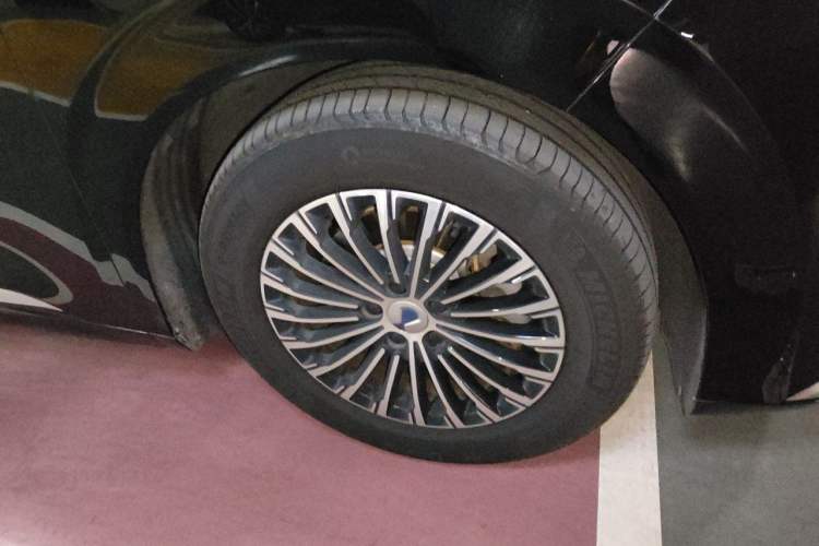 Used Denza D9 2024 DM-i 980 Four-Wheel Drive Prestige Model Right Front Wheel Hub
