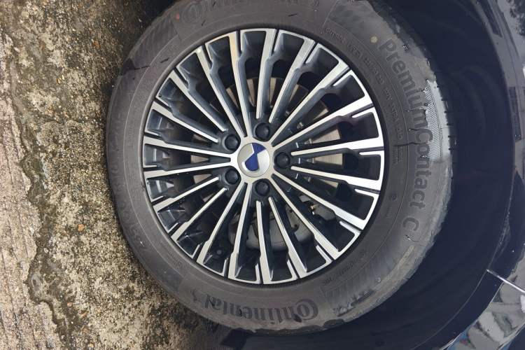 Used Denza D9 2024 DM-i 980 Four-Wheel Drive Prestige Model Right Front Wheel Hub