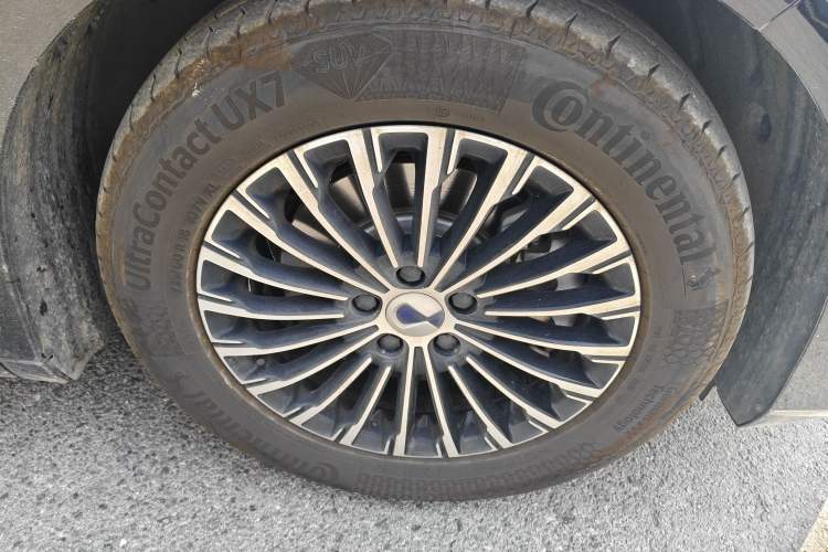 Used Denza D9 2024 DM-i 980 Four-Wheel Drive Prestige Model Right Front Wheel Hub
