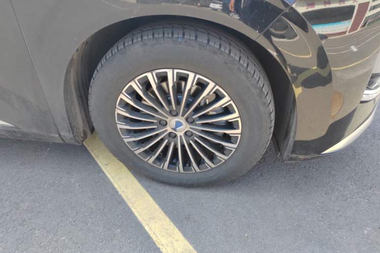 Used Denza D9 2024 DM-i 1050 Luxury Model Right Front Wheel Hub