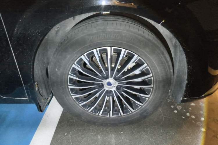 Used Denza D9 2024 DM-i 1050 Luxury Model Right Front Wheel Hub