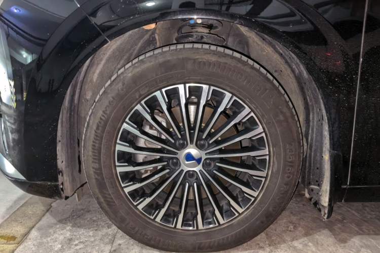 Used Denza D9 2024 DM-i 970 Luxury Model Right Front Wheel Hub