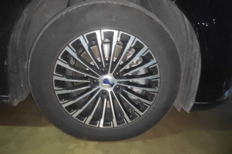 Used Denza D9 2024 DM-i 980 Four-Wheel Drive Flagship Model Right Front Wheel Hub