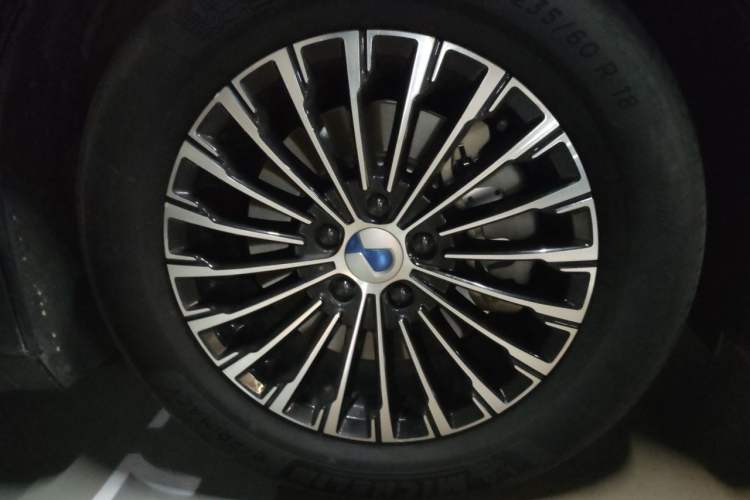 Used Denza D9 2024 DM-i 980 Four-Wheel Drive Prestige Model Right Front Wheel Hub