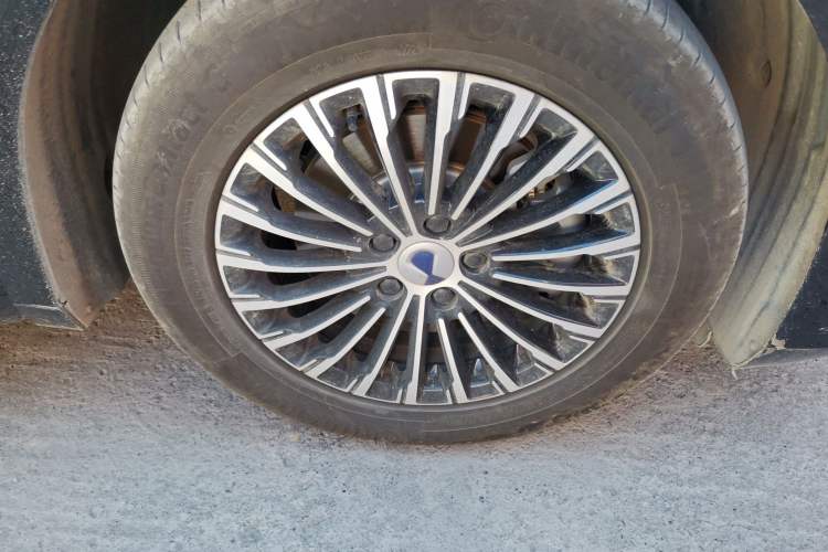 Used Denza D9 2024 DM-i 980 Four-Wheel Drive Prestige Model Right Front Wheel Hub