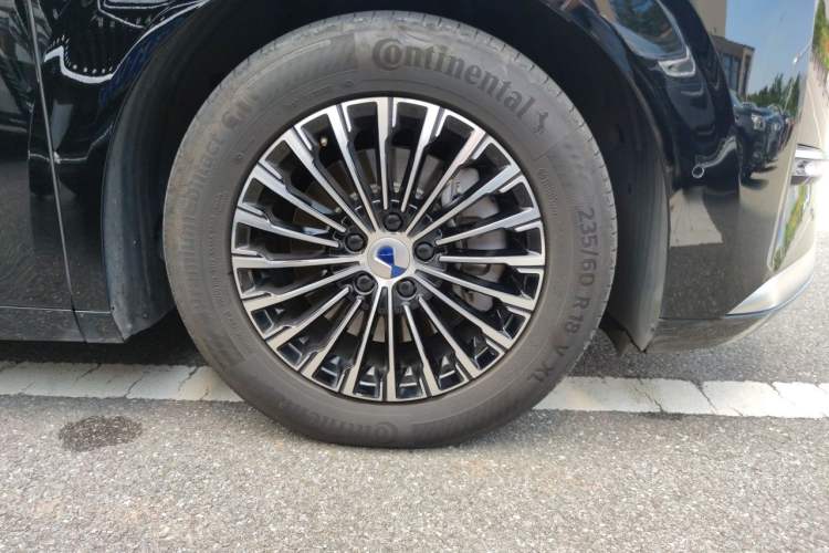 Used Denza D9 2024 DM-i 980 Four-Wheel Drive Flagship Model Right Front Wheel Hub