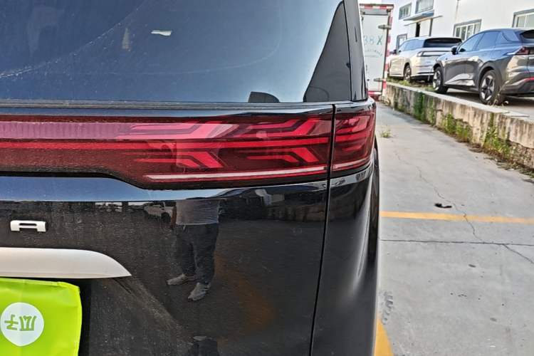 Used Denza D9 2024 DM-i 980 Four-Wheel Drive Prestige Model Right Rear Taillight