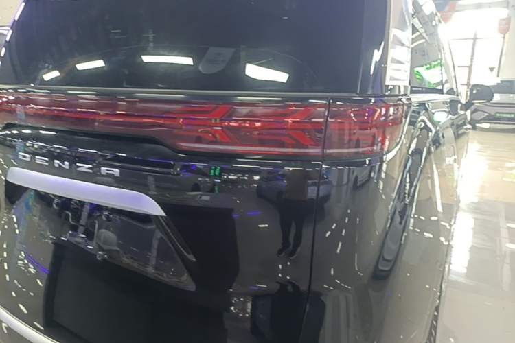 Used Denza D9 2024 DM-i 980 Four-Wheel Drive Prestige Model Right Rear Taillight