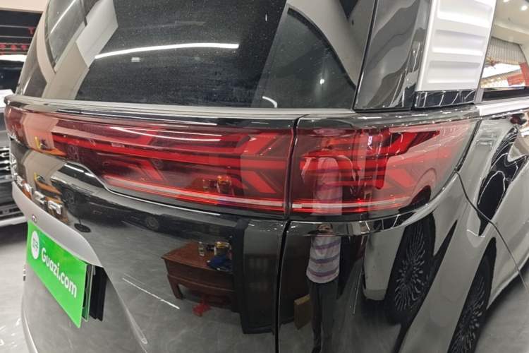 Used Denza D9 2024 DM-i 980 Four-Wheel Drive Prestige Model Right Rear Taillight