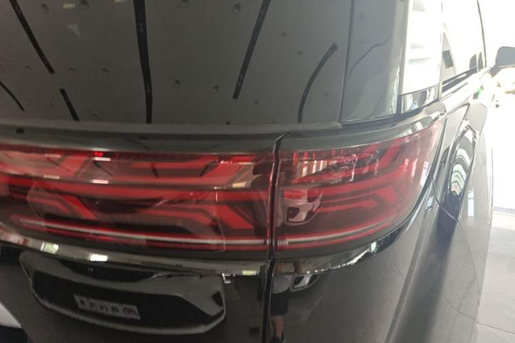 Used Denza D9 2024 DM-i 980 Four-Wheel Drive Prestige Model Right Rear Taillight