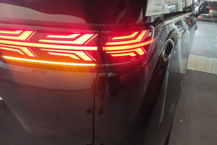 Used Denza D9 2024 DM-i 980 Four-Wheel Drive Prestige Model Right Rear Taillight