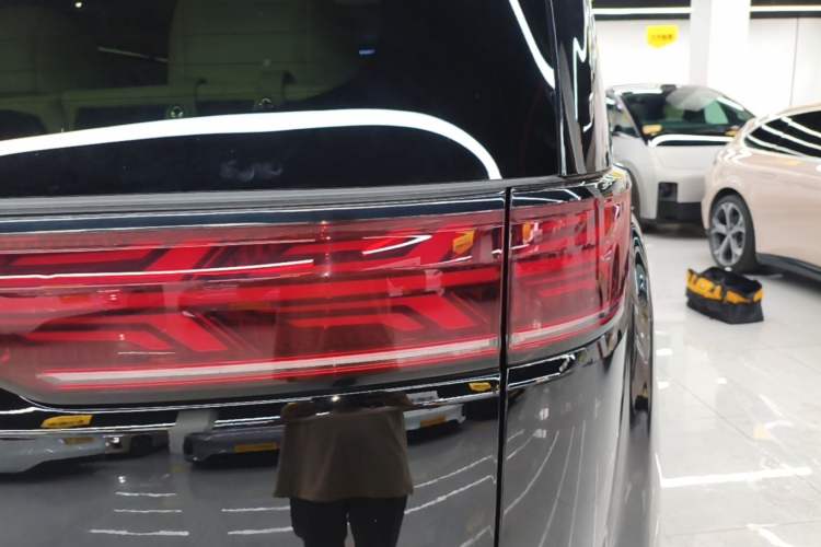 Used Denza D9 2024 DM-i 980 Four-Wheel Drive Prestige Model Right Rear Taillight