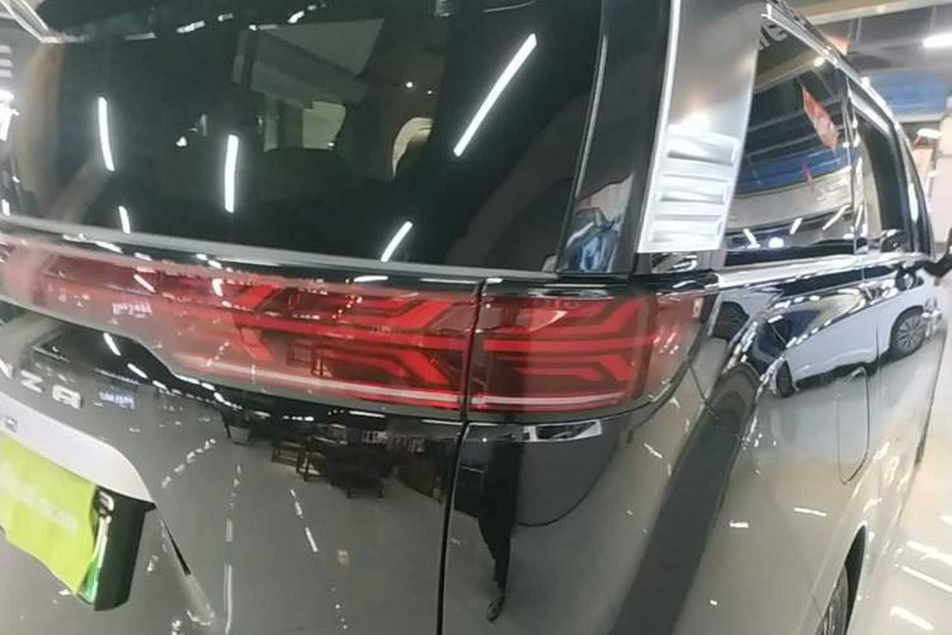 Used Denza D9 2024 DM-i 980 Four-Wheel Drive Prestige Model Right Rear Taillight