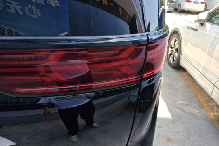 Used Denza D9 2024 DM-i 980 Four-Wheel Drive Prestige Model Right Rear Taillight