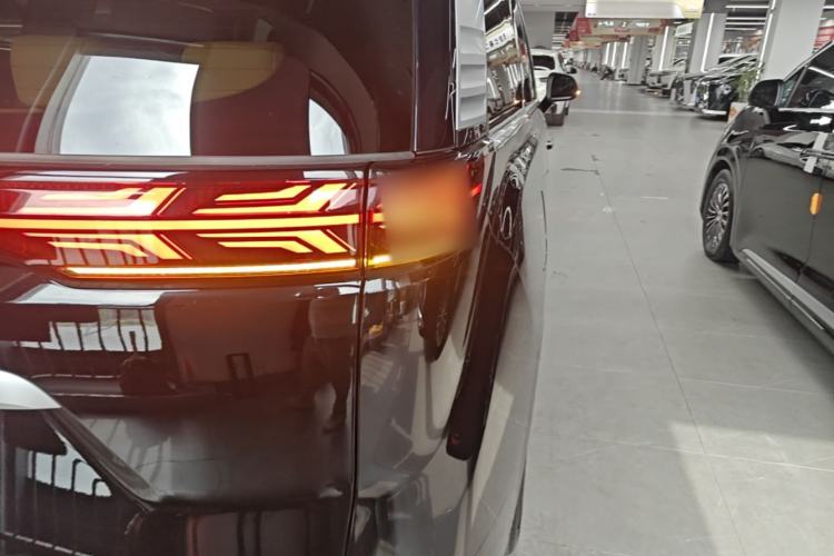 Used Denza D9 2024 DM-i 980 Four-Wheel Drive Prestige Model Right Rear Taillight