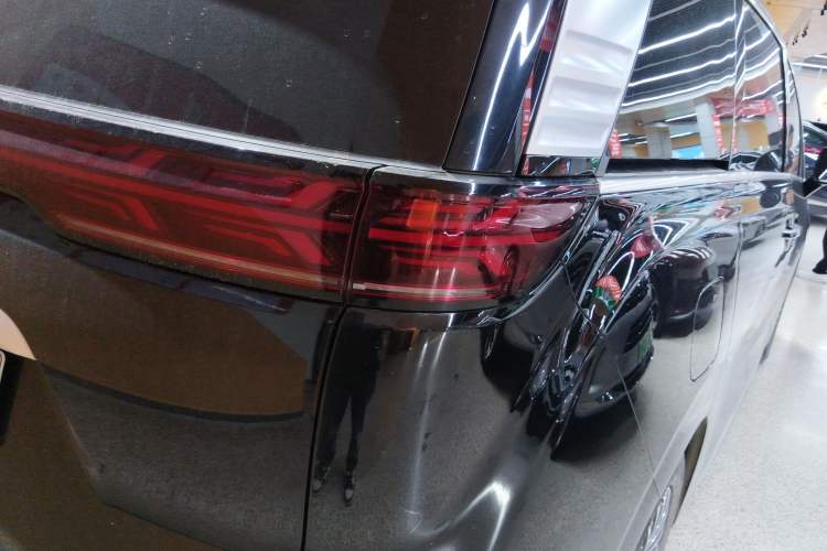 Used Denza D9 2024 EV 600 Four-Wheel Drive Prestige Model Right Rear Taillight