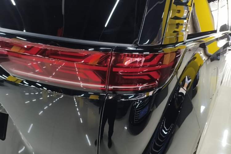 Used Denza D9 2024 DM-i 980 Four-Wheel Drive Flagship Model Right Rear Taillight