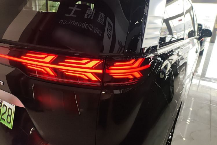 Used Denza D9 2024 DM-i 980 Four-Wheel Drive Prestige Model Right Rear Taillight