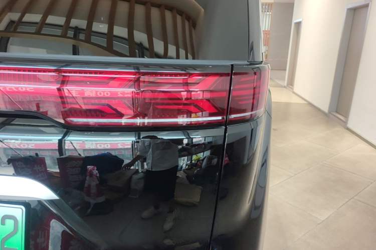 Used Denza D9 2024 DM-i 980 Four-Wheel Drive Prestige Model Right Rear Taillight