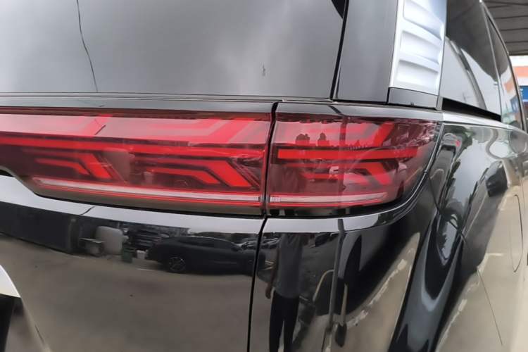 Used Denza D9 2024 DM-i 980 Four-Wheel Drive Prestige Model Right Rear Taillight
