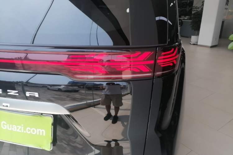 Used Denza D9 2024 DM-i 980 Four-Wheel Drive Prestige Model Right Rear Taillight