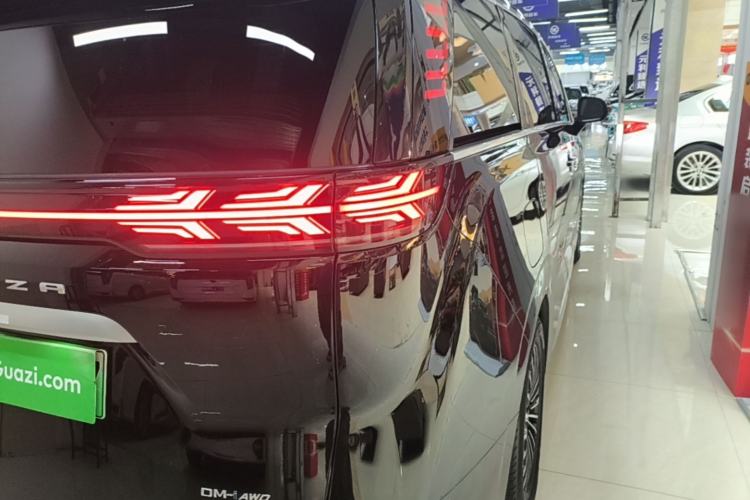 Used Denza D9 2024 DM-i 980 Four-Wheel Drive Prestige Model Right Rear Taillight