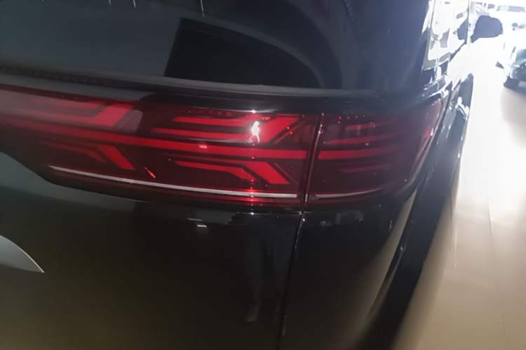 Used Denza D9 2024 DM-i 980 Four-Wheel Drive Prestige Model Right Rear Taillight