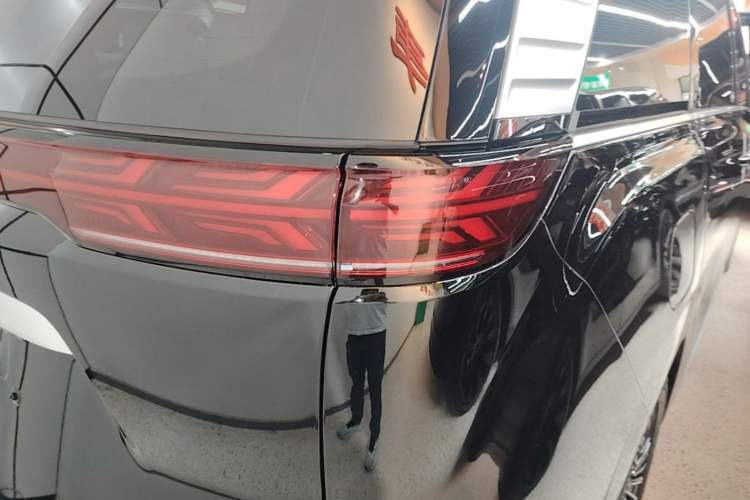 Used Denza D9 2024 DM-i 980 Four-Wheel Drive Prestige Model Right Rear Taillight