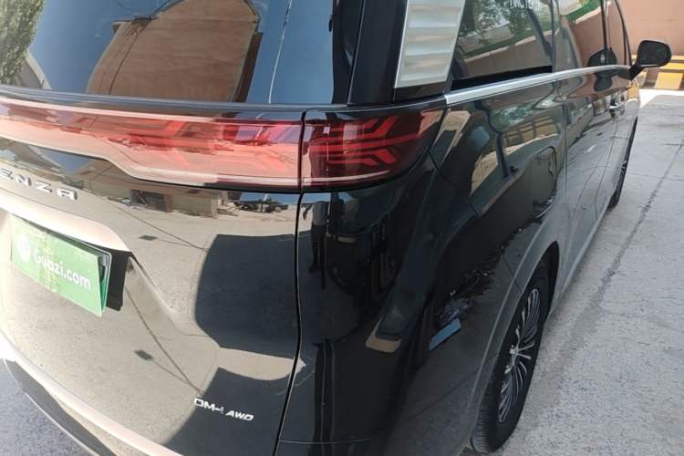 Used Denza D9 2024 DM-i 980 Four-Wheel Drive Flagship Model Right Rear Taillight