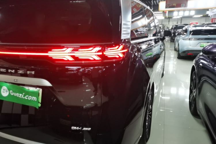 Used Denza D9 2024 DM-i 980 Four-Wheel Drive Prestige Model Right Rear Taillight