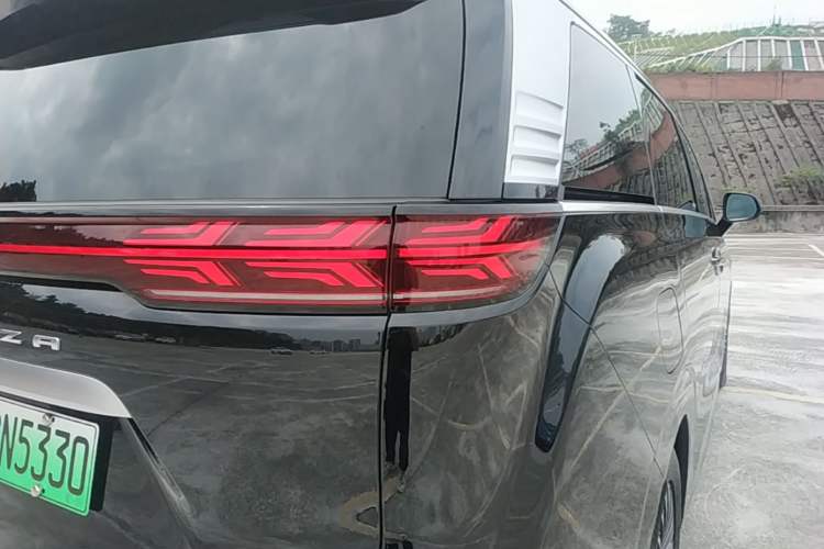 Used Denza D9 2024 DM-i 980 Four-Wheel Drive Flagship Model Right Rear Taillight