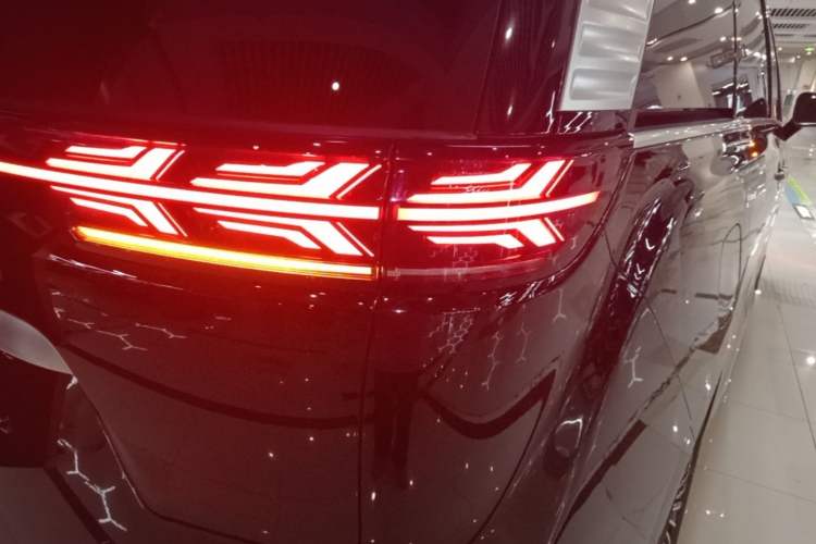 Used Denza D9 2024 DM-i 980 Four-Wheel Drive Prestige Model Right Rear Taillight