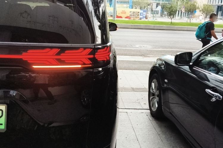 Used Denza D9 2024 DM-i 980 Four-Wheel Drive Prestige Model Right Rear Taillight