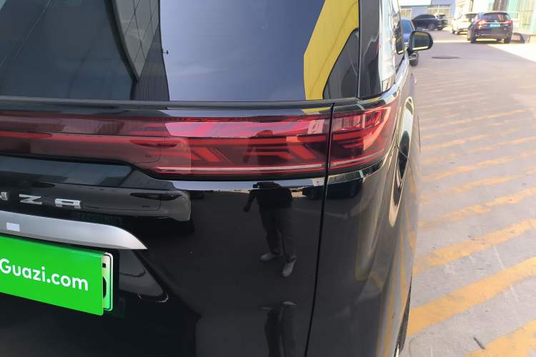 Used Denza D9 2024 DM-i 980 Four-Wheel Drive Flagship Model Right Rear Taillight