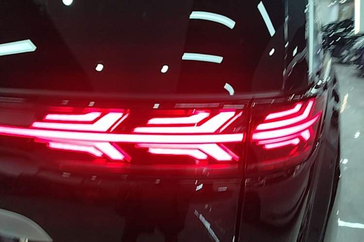 Used Denza D9 2024 DM-i 980 Four-Wheel Drive Prestige Model Right Rear Taillight