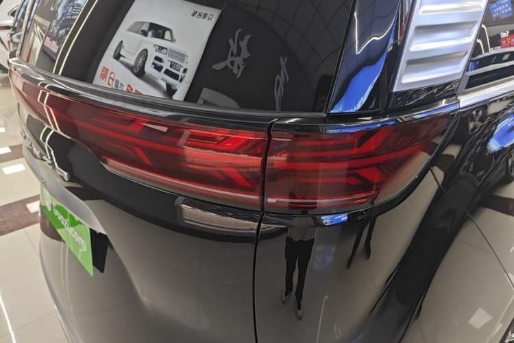Used Denza D9 2024 DM-i 980 Four-Wheel Drive Prestige Model Right Rear Taillight