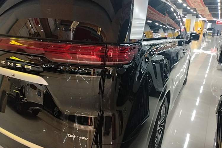 Used Denza D9 2024 DM-i 980 Four-Wheel Drive Prestige Model Right Rear Taillight