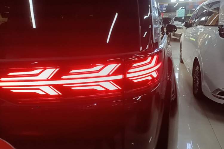 Used Denza D9 2024 DM-i 980 Four-Wheel Drive Prestige Model Right Rear Taillight
