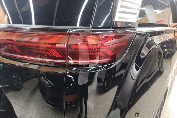 Used Denza D9 2024 DM-i 980 Four-Wheel Drive Flagship Model Right Rear Taillight