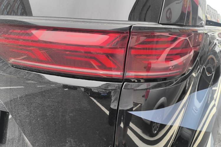Used Denza D9 2024 DM-i 980 Four-Wheel Drive Prestige Model Right Rear Taillight