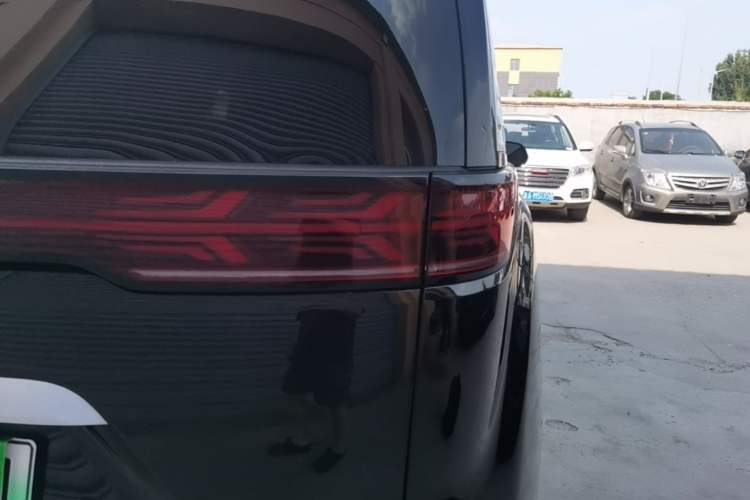 Used Denza D9 2024 DM-i 980 Four-Wheel Drive Prestige Model Right Rear Taillight