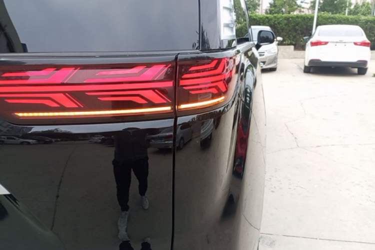 Used Denza D9 2024 DM-i 980 Four-Wheel Drive Prestige Model Right Rear Taillight