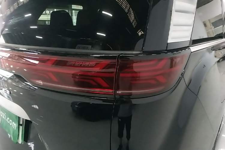 Used Denza D9 2024 DM-i 980 Four-Wheel Drive Prestige Model Right Rear Taillight