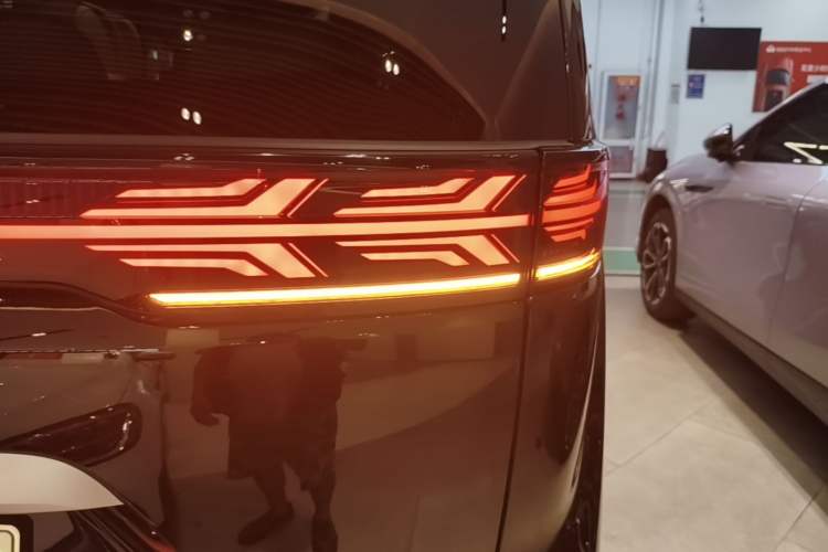 Used Denza D9 2024 DM-i 980 Four-Wheel Drive Prestige Model Right Rear Taillight
